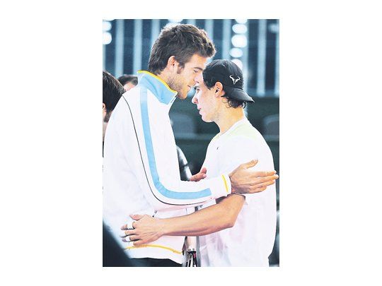 El reencuentro. Juan Martín del Potro y Rafael Nadal se abrazaron cuando se cruzaron en el entrenamiento de ambos equipos.
