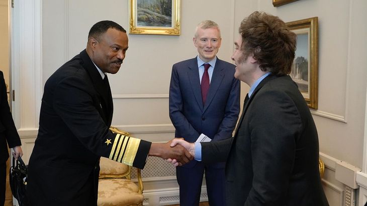 El jefe del Comando Sur de los EEUU, Alvin Hosley, junto al presidente Javier Milei. El jefe del Comando Sur de los EEUU, Alvin Hosley, junto al presidente Javier Milei.