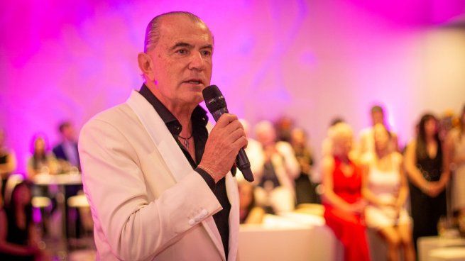 Eduardo Favier Dubois presenta su primer libro.