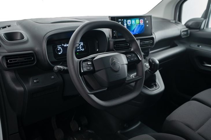 El equipamiento suma una pantalla táctil de 10 pulgadas, cámara de retroceso, sensores de estacionamiento y conectividad con Android Auto y Apple CarPlay. A esto se agrega dirección asistida eléctrica, volante multifunción y cabina para tres ocupantes, un diferencial clave en el segmento. El equipamiento suma una pantalla táctil de 10 pulgadas, cámara de retroceso, sensores de estacionamiento y conectividad con Android Auto y Apple CarPlay. A esto se agrega dirección asistida eléctrica, volante multifunción y cabina para tres ocupantes, un diferencial clave en el segmento.