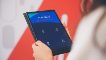 Háblalo for Business es un software simple, que permite convertir cualquier escritorio de atención al cliente en un lugar adaptado, accesible y amigable para las personas con dificultades en su comunicación.