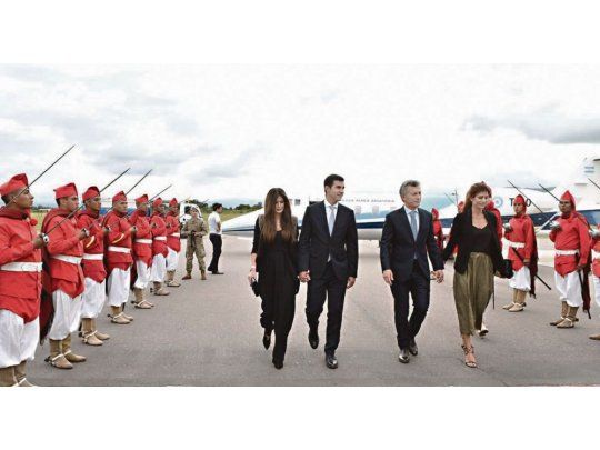 gesto. Juan Manuel Urtubey y su esposa, Isabel Macedo, recibieron al Presidente y a la primera dama en el aeropuerto, que lleva el nombre del prócer salteño que ayer fue homenajeado con un museo en su memoria.