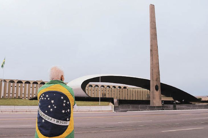 RESISTENCIA. Un seguidor de Jair Bolsonaro hace guardia en las inmediaciones del Planalto, en Brasilia. La mayoría de las protestas fueron desactivadas.