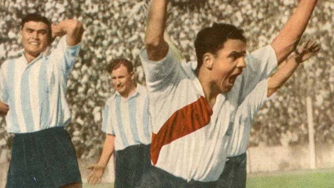 Era de Boca pero brilló en RIver, al punto de ser uno de los mejores jugadores de la historia del fútbol argentino.