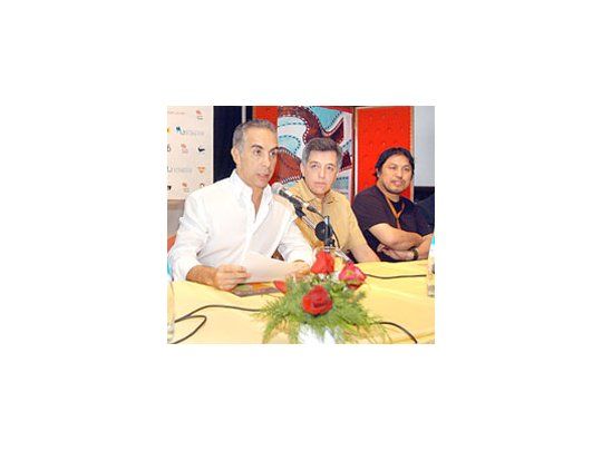 El vicepresidente del INCAA, Jorge Alvarez, presenta a representantes del cine asiático en Mar del Plata.