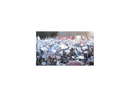 Banderas ycarteles conleyendas deentidadesrurales de todoel país se vieronayer en elmasivo acto dePalermo.Cientos deinsigniasnacionalestambién fueronenarboladas porlos productoresy ciudadanosque manifestaroncontra lasretenciones.