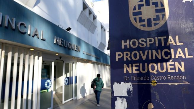 El hombre falleció tras dos consultas médicas donde, según su familia, minimizaron sus síntomas.