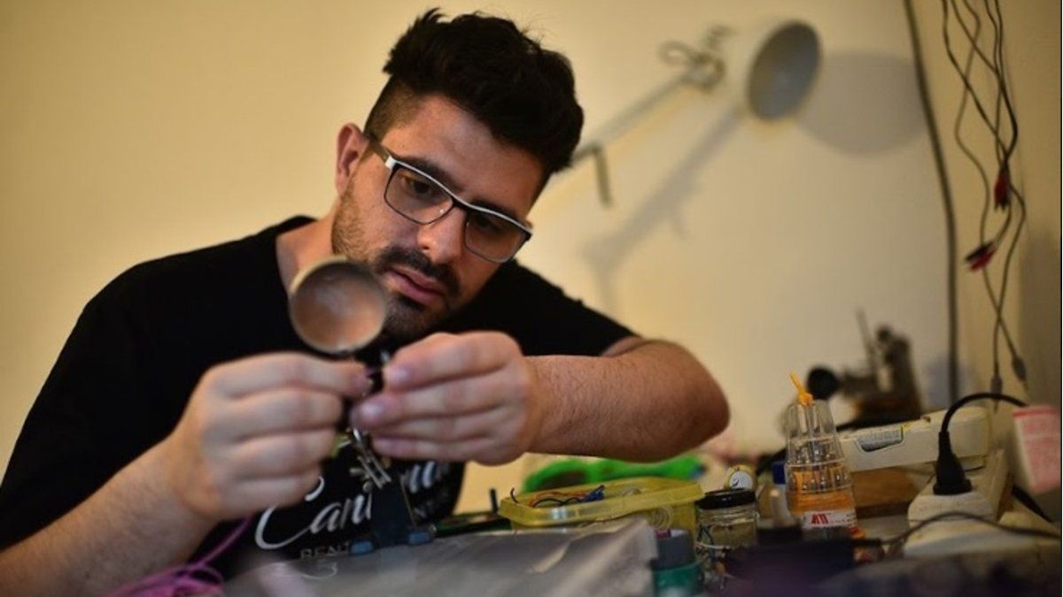 Transforma juguetes en instrumentos musicales y ejecuta "sonidos extraños y fascinantes"