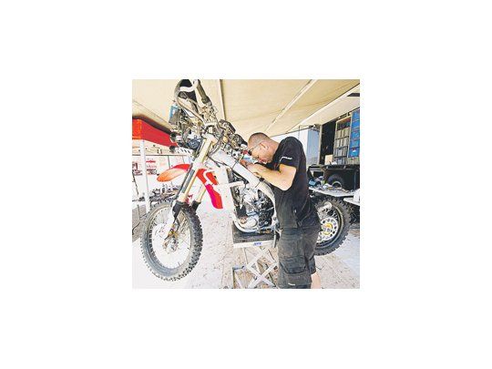 Los participantes del Dakar ayer gozaron de una jornada de descanso. Sin embargo, los mecánicos continuaron trabajando a full para dejar en condiciones las máquinas.