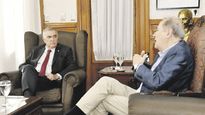 Alarma. El gobernador de Tucumán, el peronista Osvaldo Jaldo, recibió ayer a Jorge Feijóo, presidente del Centro Azucarero Argentino (CAA). Juntos analizaron el impacto de la “ley ómnibus” en la actividad.