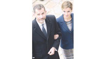 ámbito.com | Los repetidos escándalos de corrupción en España comenzaron a afectar a la hasta ahora intocable pareja real. Felipe y Letizia  quedaron en entredicho al solidarizarse con un sospechoso por chat.