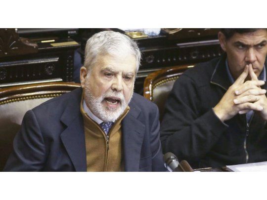 enjuiciado. Julio De Vido sobrevivió a una tormenta política con el pedido de desafuero y detención del fiscal Carlos Stornelli aun pendiente. A partir de mañana, a juicio oral.