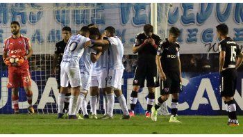 Atlético Tucumán golpeó primero ante Independiente, pero la serie está abierta
