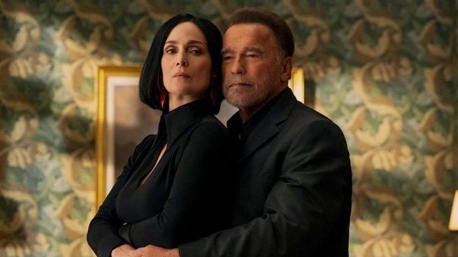 Carrie-Ann Moss y Arnold Schwarzenegger.