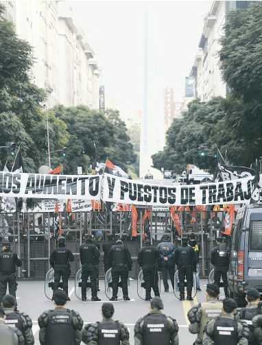 Un fuerte dispositivo de seguridad previno ayer incidentes ante la protesta y el acampe de activistas de izquierda.