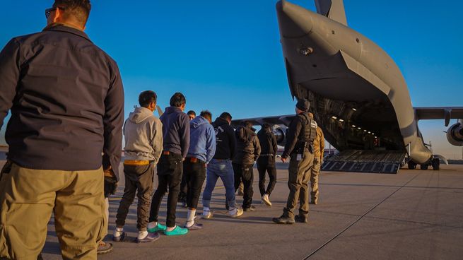 Muchos de los inmigrantes capturados fueron deportados en aviones militares.