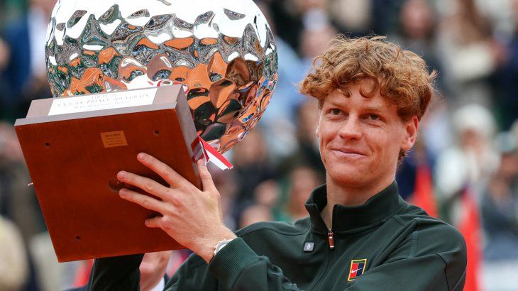 Sus títulos y contratos publicitarios le hicieron ganar una fortuna de millones de dólares. Sus títulos y contratos publicitarios le hicieron ganar una fortuna de millones de dólares.