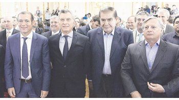 ámbito.com | Protagonistas. Macri ayer con el gobernador Gutiérrez, el sindicalista Pereyra y el ministro Aranguren.