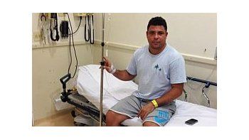 Ronaldo twitteó una foto desde la camilla.