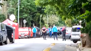 Efectivos de la Policía de la Ciudad realizaron peritajes en la esquina de Cuba e Iberá, en Núñez, donde uno de los ladrones cayó muerto tras el tiroteo. Efectivos de la Policía de la Ciudad realizaron peritajes en la esquina de Cuba e Iberá, en Núñez, donde uno de los ladrones cayó muerto tras el tiroteo.