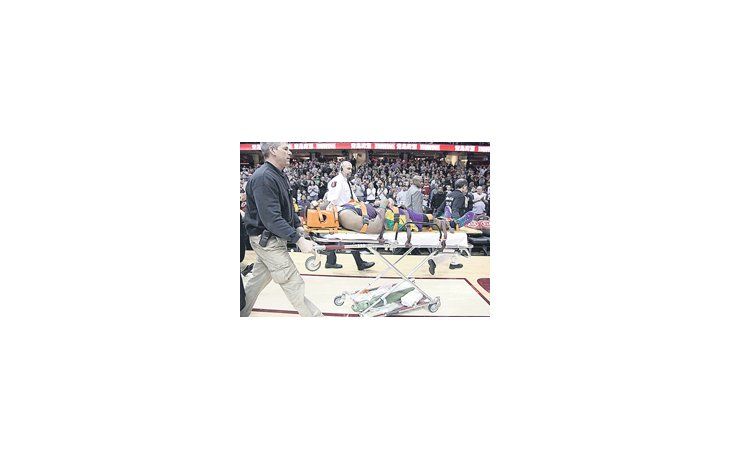 Chris Paul sufrió conmoción cerebral tras chocar su cabeza con un rival y debió ser retirado en camilla.