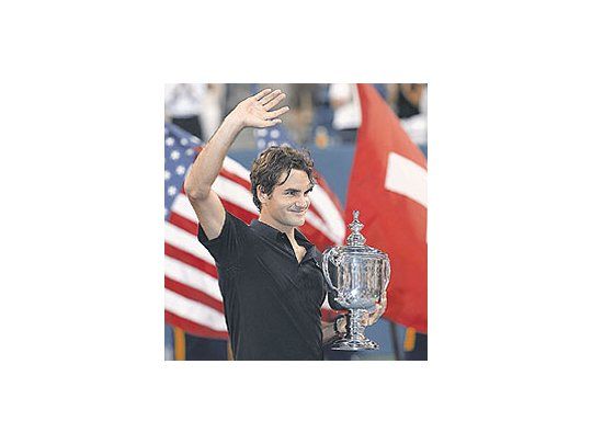 Roger Federer y una costumbre: levantar la copa. Ayer logrósu cuarto título consecutivo en el Abierto de los EE. UU.