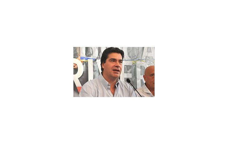 El gobernador de Chaco, Jorge Capitanich, presentó el trofeo que se llevará el ganador del Superclásico.
