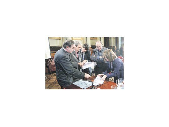 Miguel Pichetto, Aníbal Fernández, Samuel Cabanchik y Sonia Escudero. La Comisión de Asuntos Constitucionales emitirá hoy dictamen en el Senado sobre el voto a los 16 años.
