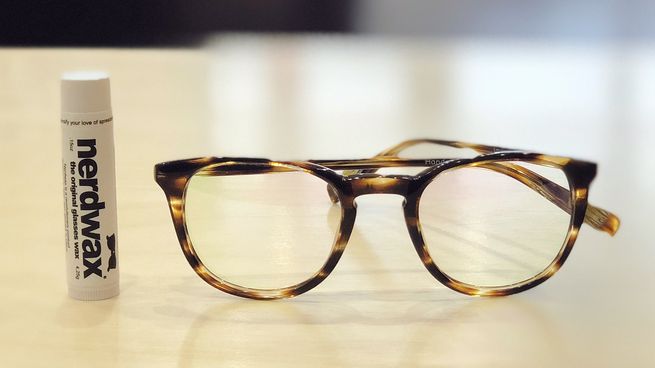 Crearon un invento para evitar que los anteojos se deslicen por la naríz y hoy facturan millones en todo el mundo