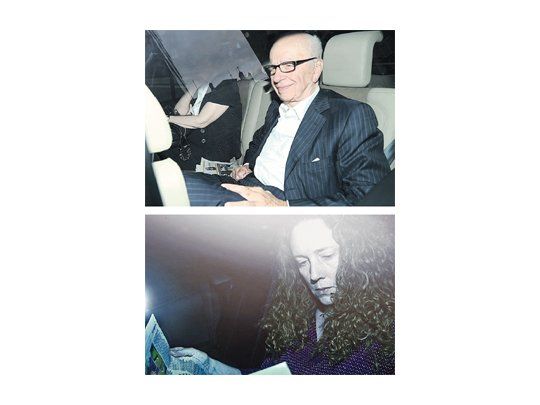 El australiano Rupert Murdoch llega a su casa de Westminster en Londres. Abajo, Rebekah Brooks, la periodista protegida del imperio Murdoch, lee The Times al salir de la oficina central de News International.