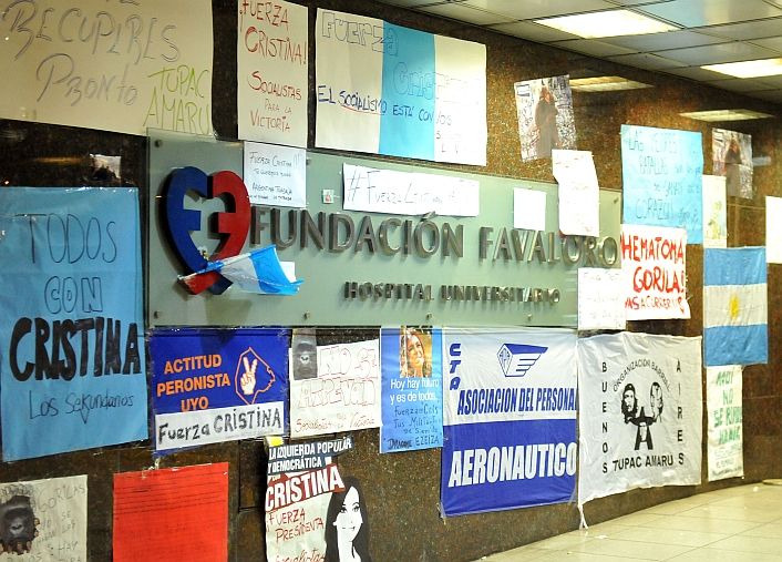 Vigilia militante en la puerta de la Fundación Favaloro (foto 5)