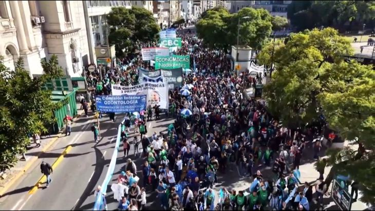 Las diferentes columnas se reúnen en los puntos de encuentro y comienzan su peregrinación hacia la Plaza de Mayo. Las diferentes columnas se reúnen en los puntos de encuentro y comienzan su peregrinación hacia la Plaza de Mayo.