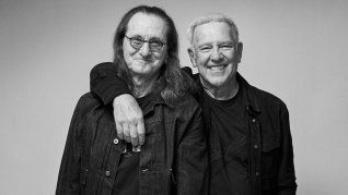 Geddy Lee y Alex Lifeson vuelven con Rush a la Argentina. Geddy Lee y Alex Lifeson vuelven con Rush a la Argentina.