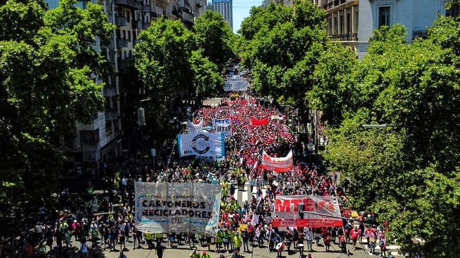 Trabajadores y trabajadoras de la economía popular urbana y rural dijeron presente en una marcha en el centro porteño.&nbsp;