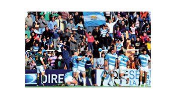 ámbito.com | Alegría adentro y afuera. Mientras todos abrazan a Marcelo Bosch tras anotar el segundo try de la tarde, el público celebra en las tribunas del Malvinas Argentinas.