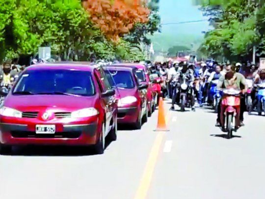 Dolor. El cortejo f&uacute;nebre recorri&oacute; las calles de la localidad de San Pedro, en medio del estupor y el dolor de familiares, amigos y vecinos de los empleados fallecidos la semana pasada en la explosi&oacute;n.