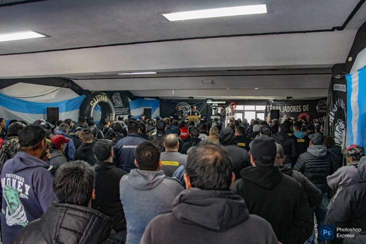 Luego de tres meses de lucha, los trabajadores de FATE, Pirelli, Bridgestone y Córdoba se reunieron en el salón de la seccional de San Fernando del Sutna en el marco la asamblea general del gremio del neumático. Luego de tres meses de lucha, los trabajadores de FATE, Pirelli, Bridgestone y Córdoba se reunieron en el salón de la seccional de San Fernando del Sutna en el marco la asamblea general del gremio del neumático.
