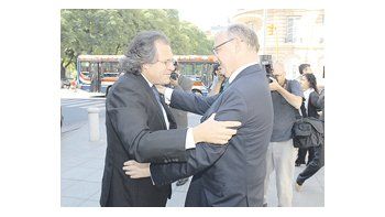 Los cancilleres Héctor Timerman y Luis Almagro acordaron formar una comisión binacional para aspirar a ser sede conjunta del Mundial 2030.