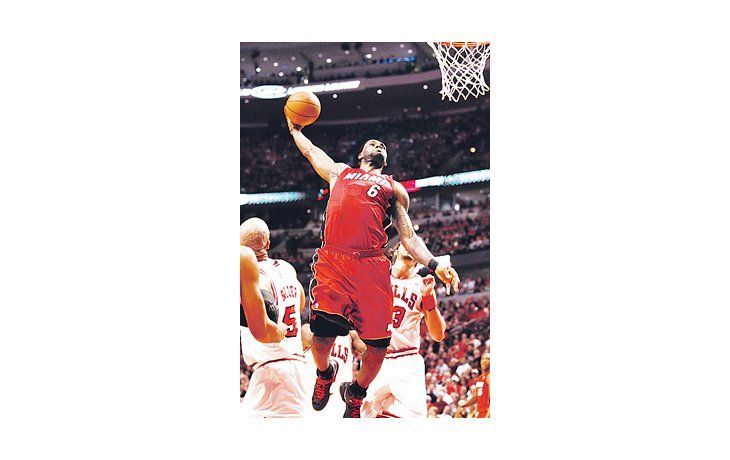 LeBron James fue la gran figura en el triunfo de Miami sobre Chicago Bulls.