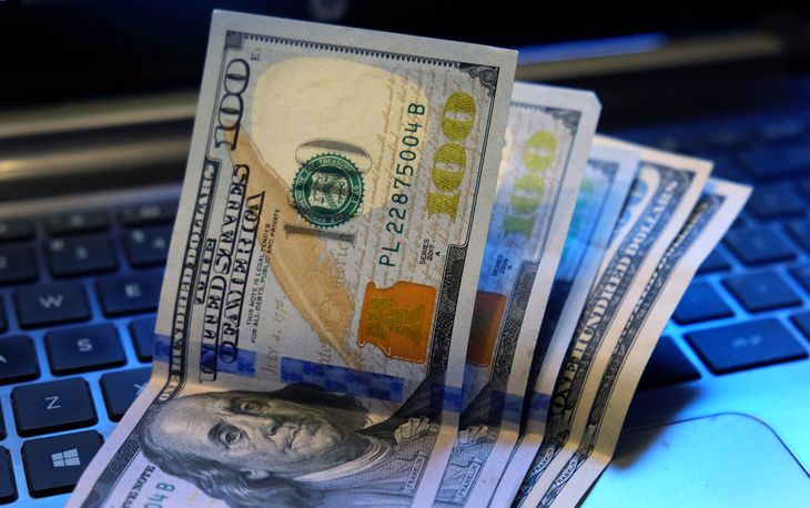 Dólar blue encaída libre: perforó los $300 y acumuló baja superior a $50 desde su récord.