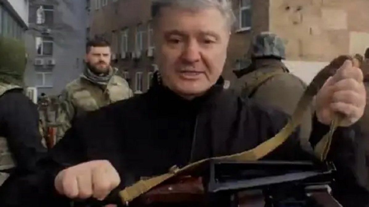 El expresidente de Ucrania Petro Poroshenko salió armado con un rifle por las calles de Kiev