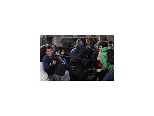 La policía lanzó allí balas de goma para dispersar a los manifestantes violentos.