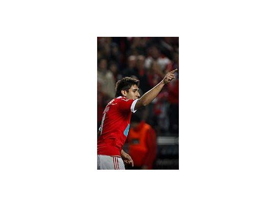 Eduardo Salvio festeja su gol y su presente en Benfica.