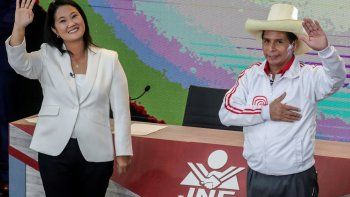 ELLA O ÉL. Keiko Fujimori y Pedro Castillo en un debate reciente. Encarnan dos visiones opuestas sobre el futuro de Perú: una de derecha populista y dura; otra de sesgo izquierdista.