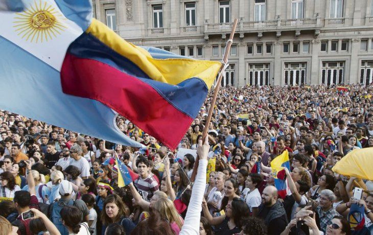 Dos caras. Una multitudinaria manifestación en contra de Nicolás Maduro se reunió en la Plaza Vaticano junto al Teatro Colón. Los chavistas, en bastante menor número, fueron a la puerta de la embajada venezolana.&nbsp;