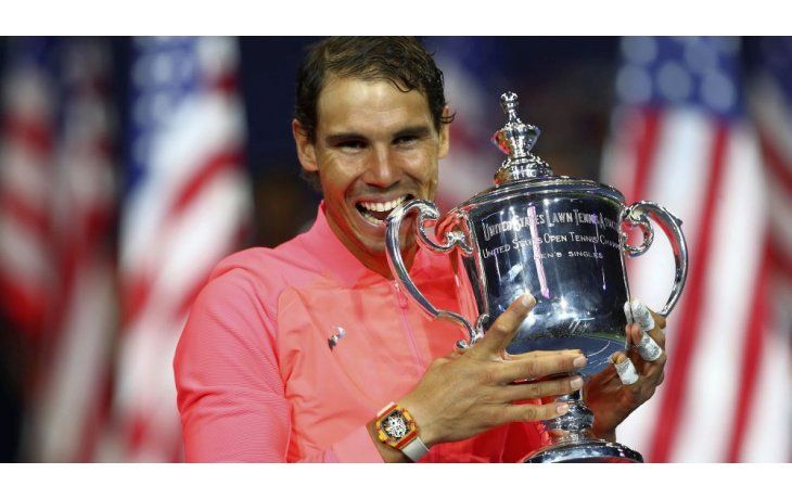 Nadal sonríe con su tercer trofeo del US Open en sus manos.