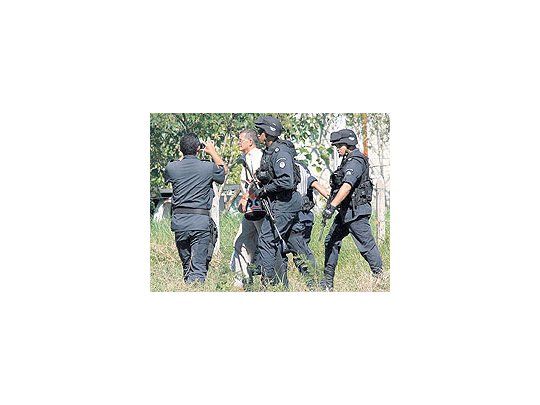 Rodrigo Granda, jefe de relaciones internacionales de las FARC, ayer, al ser liberado porla policía colombiana. Rumores indican que viajaría a Francia para entregar allí «pruebasde vida» de los rehenes en poder de la guerrilla.