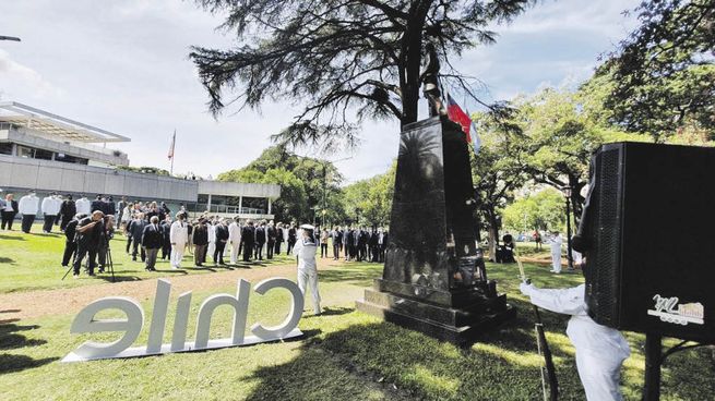 Inauguración. El embajador de Chile, Nicolás Monckerberg, inauguró monumento al Capitán Arturo Prat.