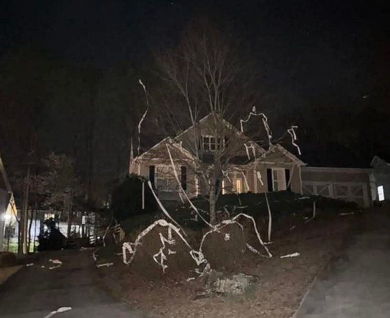 Los cinco adolescentes de 18 años llegaron en dos autos a la casa de Hughes y comenzaron a lanzar rollos de papel sobre los árboles del jardín.
