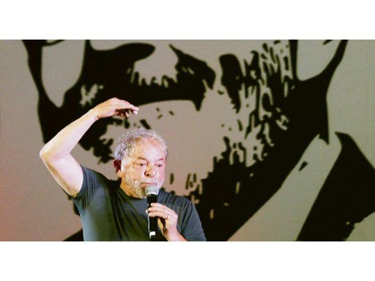 Batallas finales. Lula da Silva sigue recorriendo Brasil como candidato presidencial, pero el poder judicial le cierra el paso.